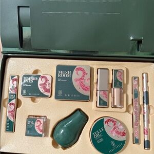 Youliyoula  Makeup Set New in box light skin makeup